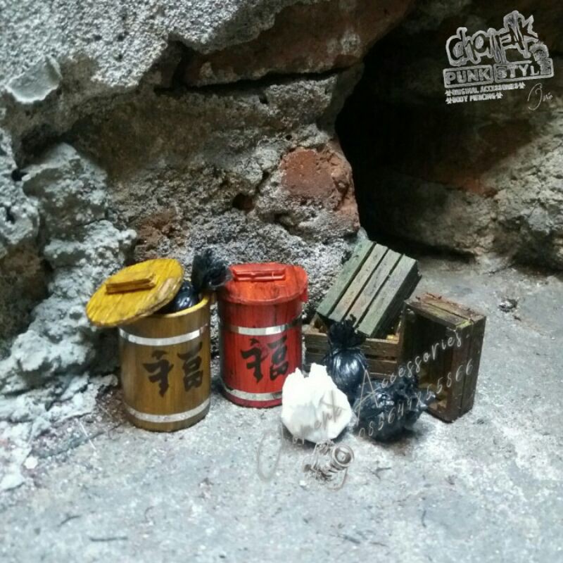 Diorama-miniatur Tong sampah Jepang. Maroon