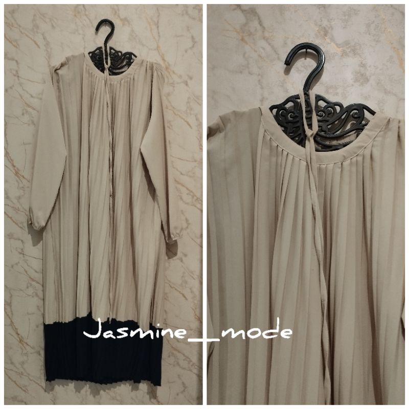 Dress Plisket Warna Cream -SALE-