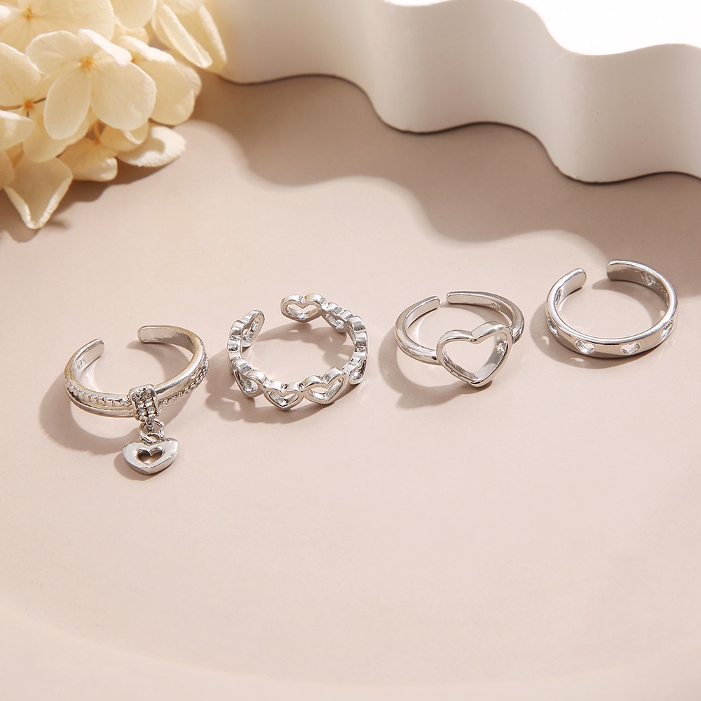 4pcs / Set Cincin Silver Desain Hati Hollow Hias Kristal Untuk Wanita