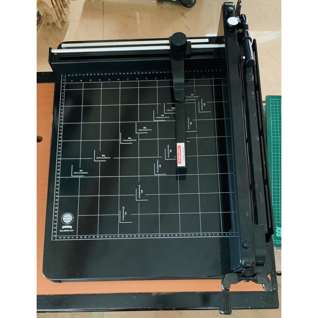 

PAPER/TRIMMER CUTTER UKURAN A3 MERK BRIGHT OFFICE