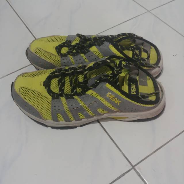 Sepatu peak second