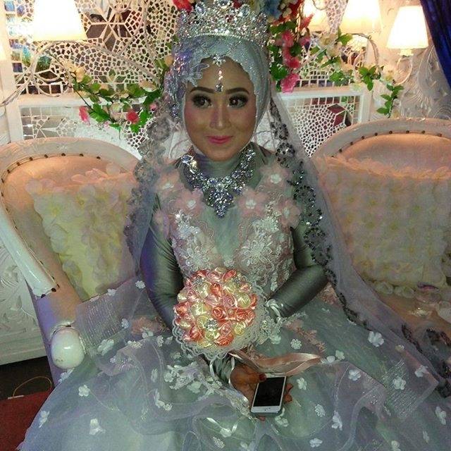 Gaun pengantin second