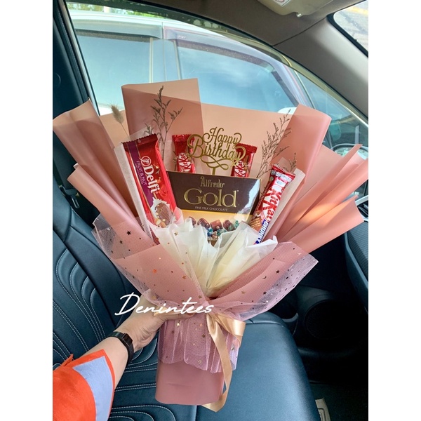 

buket coklat premiumnya kk, bisa buat gift wisuda,birthday,hampers lebaran, dan acaran spesial lainnya