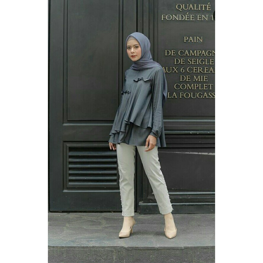 Wearing klamby-Davina blouse Hitam Size M