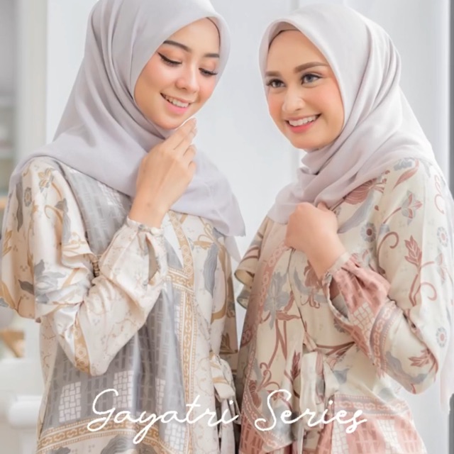 KARA BLOUSE WEARING KLAMBY