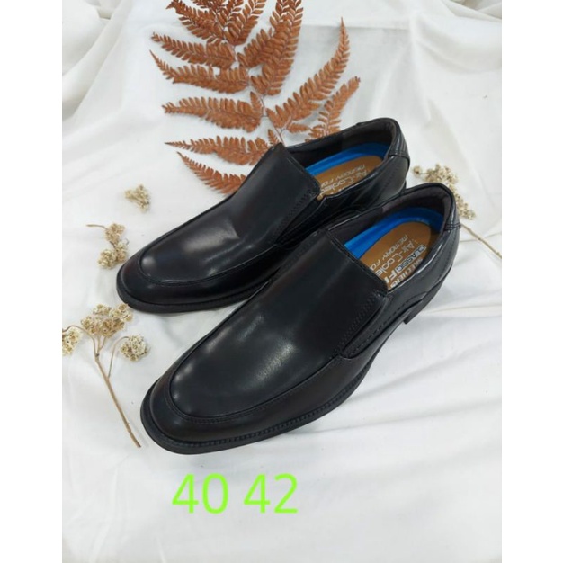 Sepatu pantofel pria Skechers