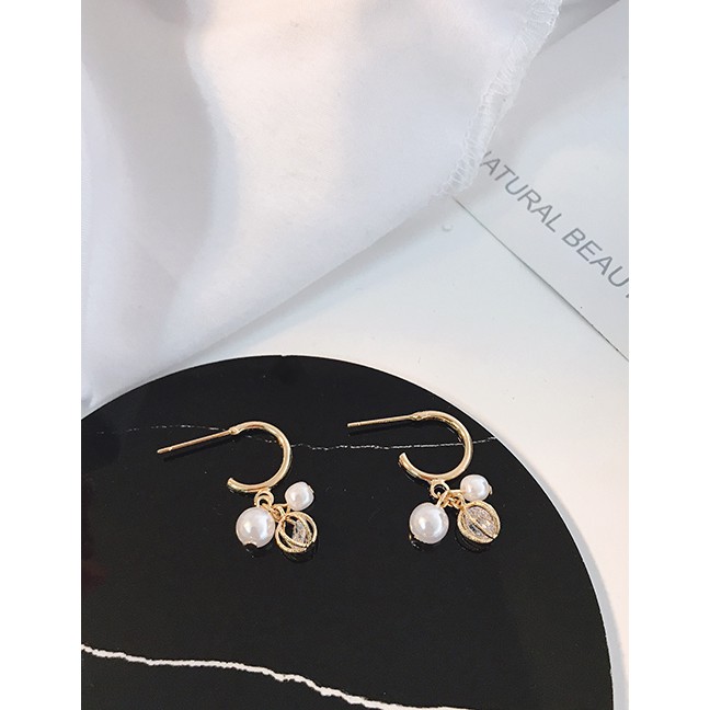 LRC Anting Tusuk Fashion Golden C-shaped Diamond Earrings D73387