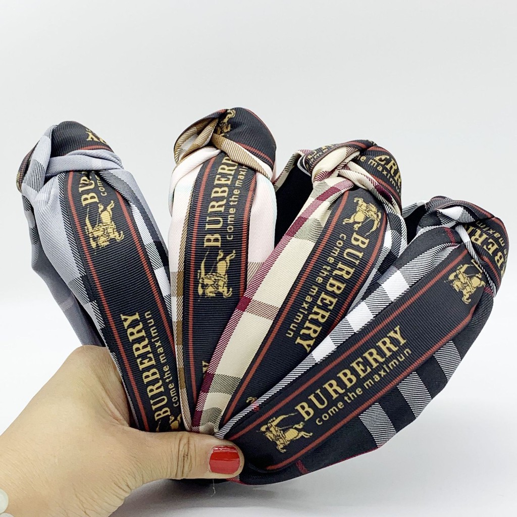 Ikat Kepala Model Knotted Lebar Motif Kotak Kotak Gaya Ikat Kepala Model Knotted Lebar Motif Kotak Kotak Gaya