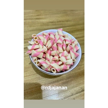 

( ROEMAH DJAJANAN SNACK ) MINI ASTOR STRAWBERRY 200gr