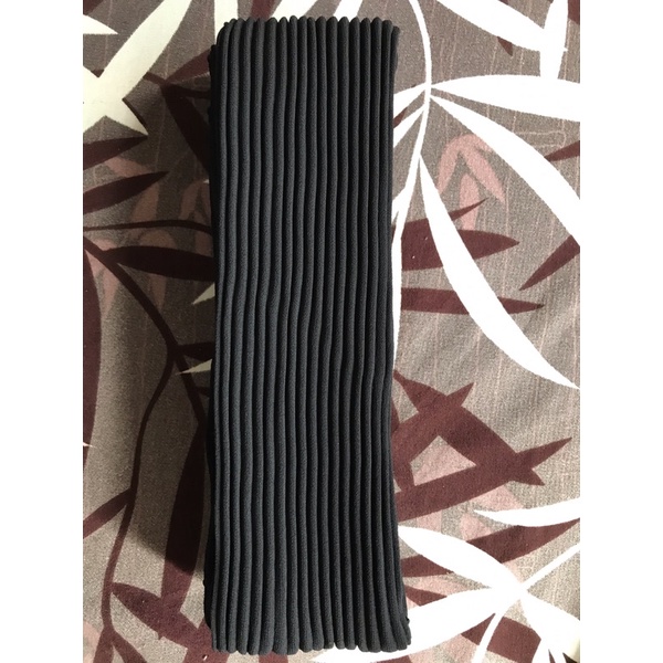 Hijab Pasmina plisket premium / Pasmina Plisket lidi / Pasmina pleated shawl / Pashmina plisket Tanpa Garis Tengah-Hitam Prem (180x75)