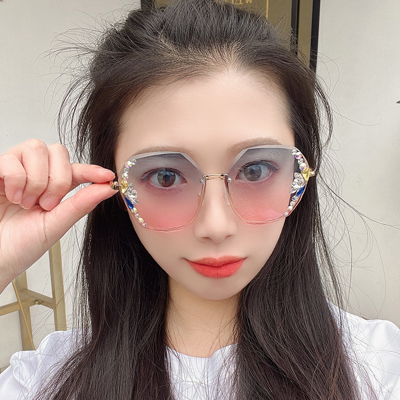 Kacamata Hitam Tanpa Bingkai Anti UV Aksen Berlian Gaya Korea Untuk Wanita