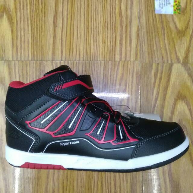 Sepatu sekolah hitam aerostreet.