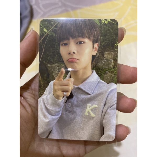 Straykids skz jisung blue border laventer pc photocard in i.n ds no easy pc photocard leeknow bangch