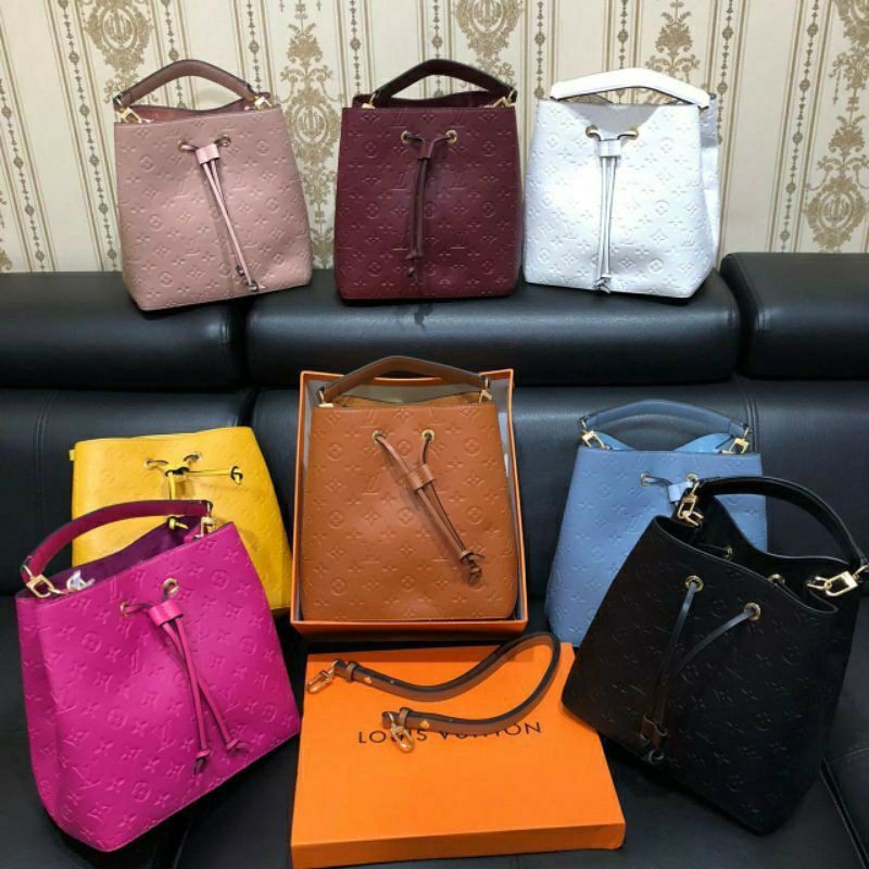 

FASHION SERUT EMBOS LEATHER (AD NO SERI) 25*25*16 GOOD QUALITY KELENGKAPAN FREE BOX + TALI PANJANG