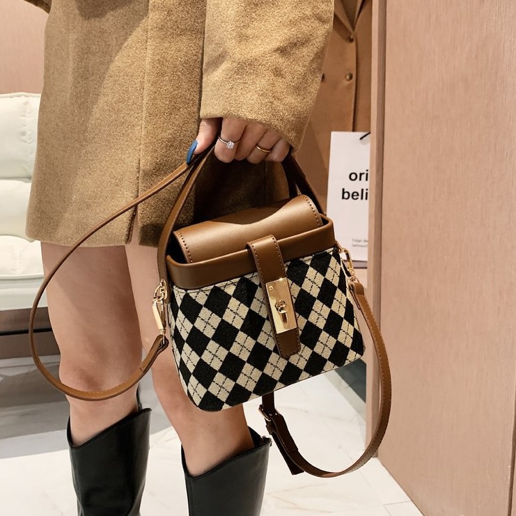 TFT AX200295 92955 AX955 D43 B2460 E4411 DJT0695 (3 TAS MUAT 1 KG) Tas selempang wanita import Batam Jakarta Slingbag Bag terbaru Ready Flower Leopard Ling