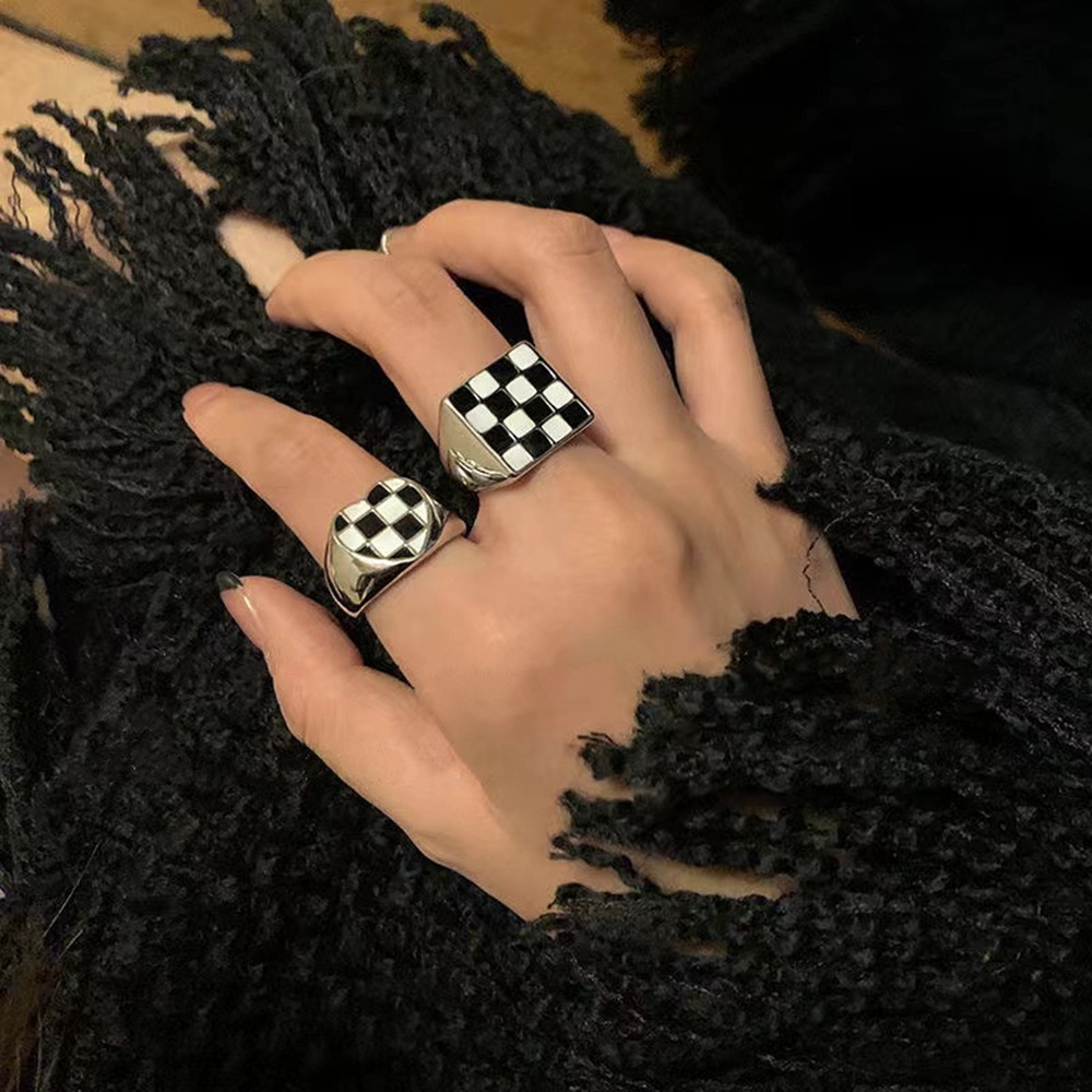 1pc Cincin Jari Telunjuk Adjustable Desain Hati Kotak Motif Kotak-Kotak Hitam Putih Untuk Wanita