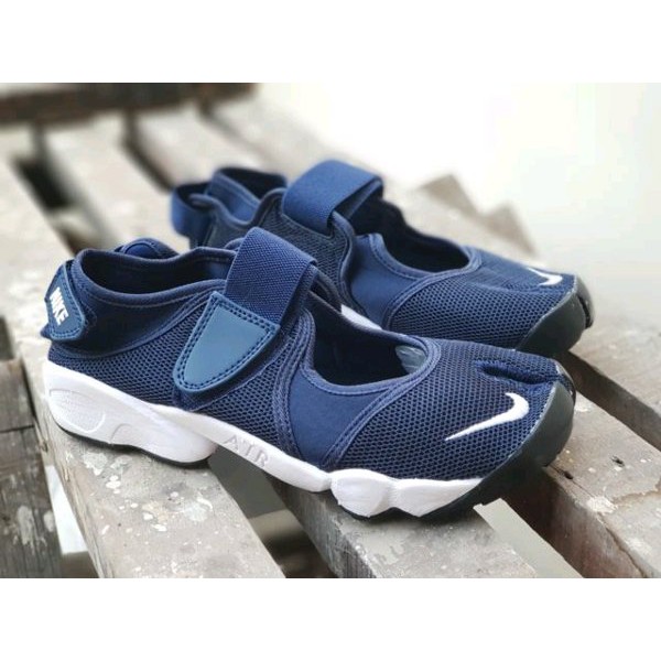 navy blue nike rifts