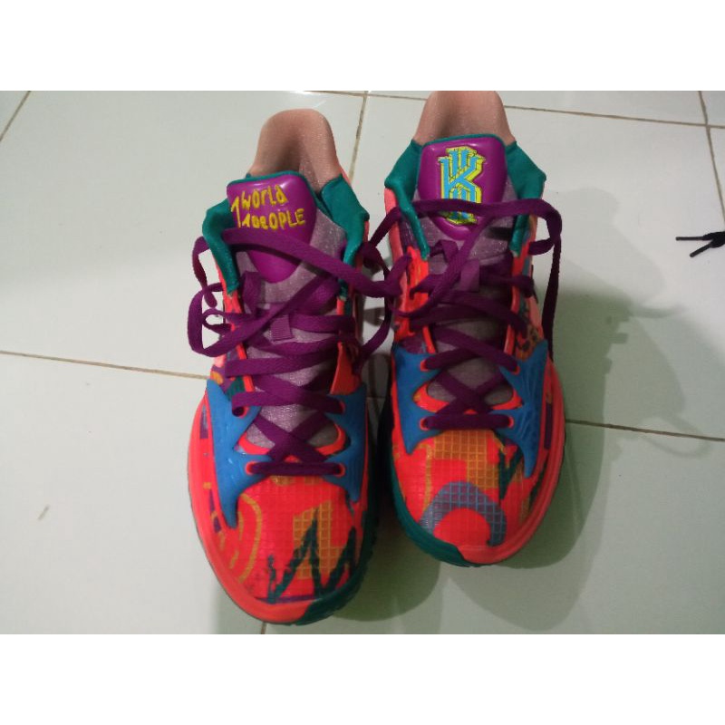 NIKE KYRIE LOW 4 1 WORLD 1 PEOPLE (SCND 42)