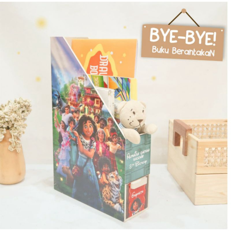 

STANDING BOOK FOLDER Custom Karakter Motif Nama Anak RAK BUKU KAYU Wooden Gift Souvenir Ultah