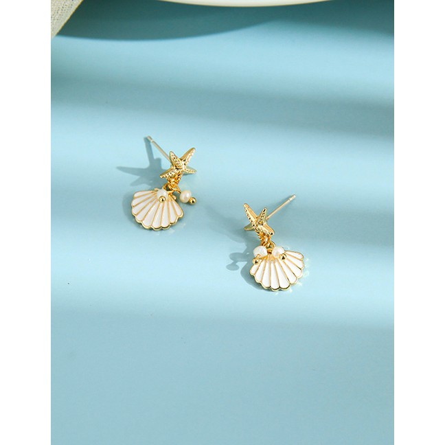 LRC Anting Tusuk Fashion White Scallop Pentagram Geometric Stud Earrings D84680