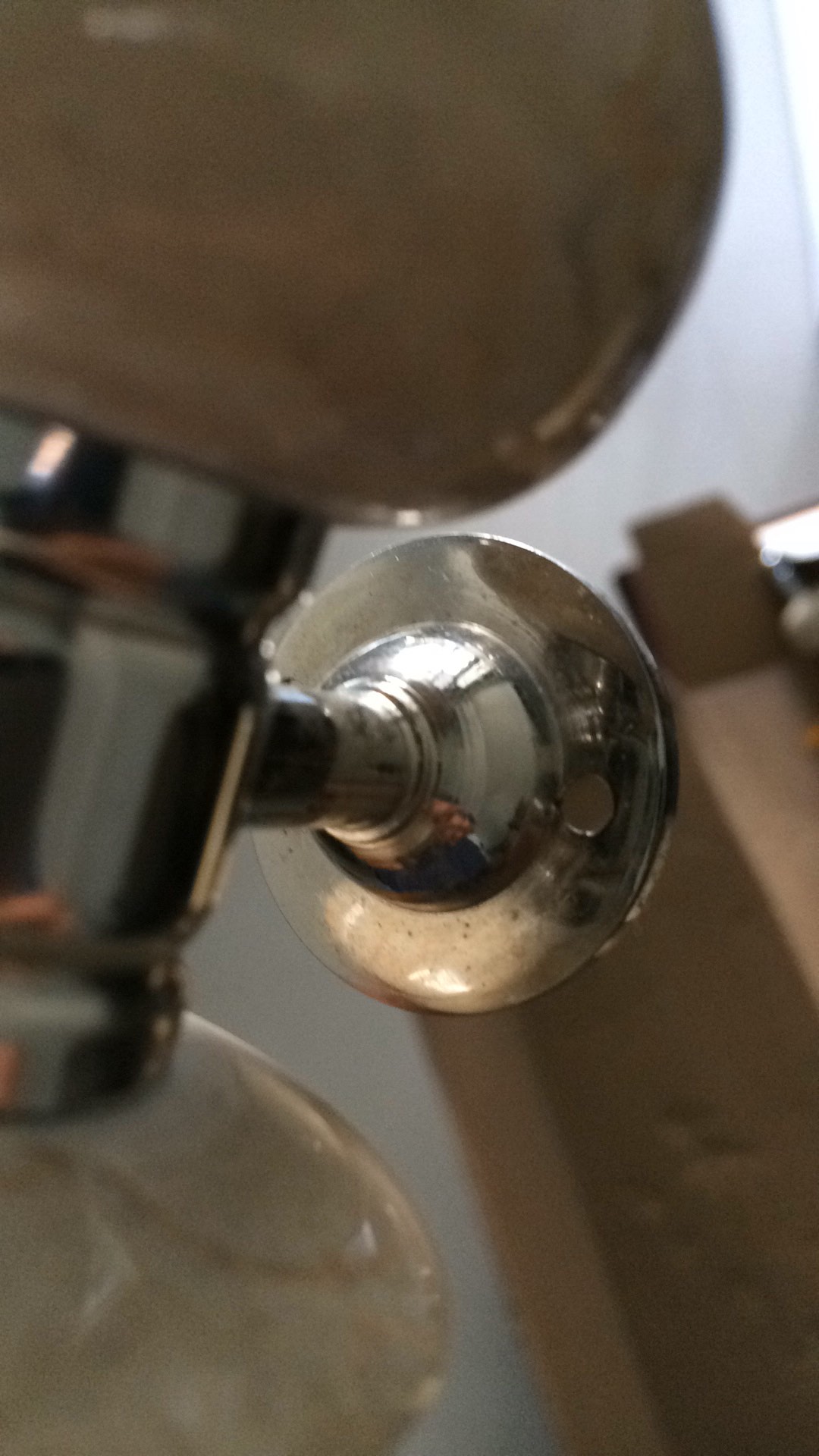 Handel Pintu Marmer Putih Crom