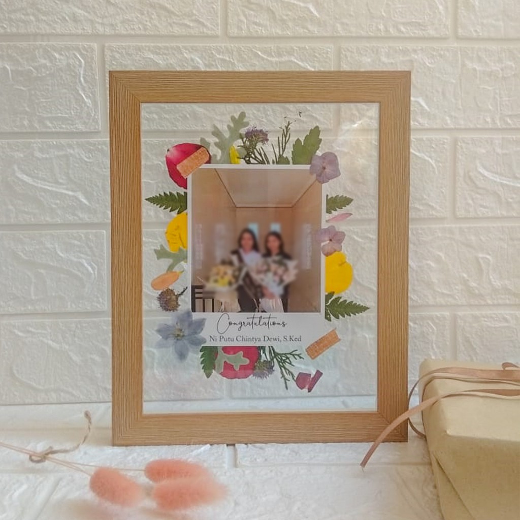 KADO WISUDA Bingkai Bunga Kering - Press flower frame