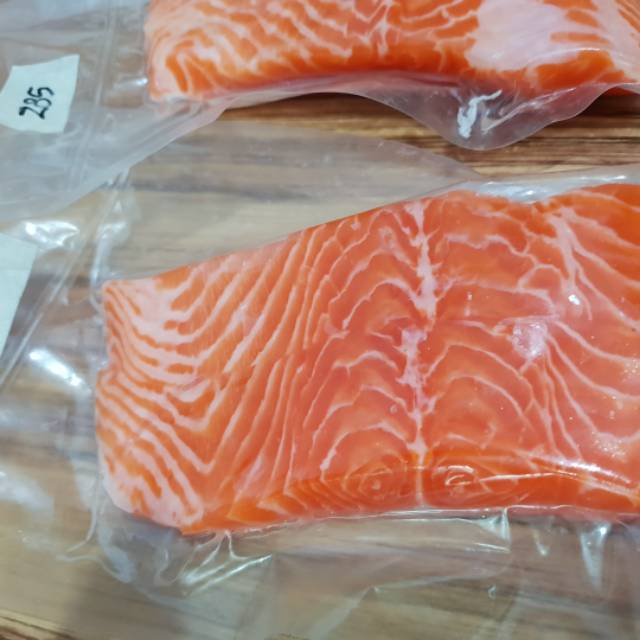 

Fresh Salmon - SASHIMI GRADE