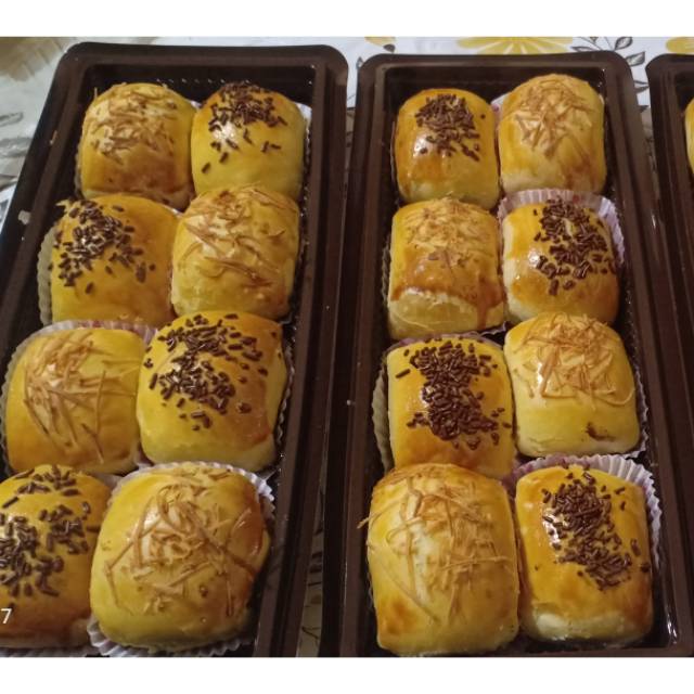 

KUE BOLEN PISANG COKLAT ISI 8 PCS BAHAN PREMIUM DAN FRESH