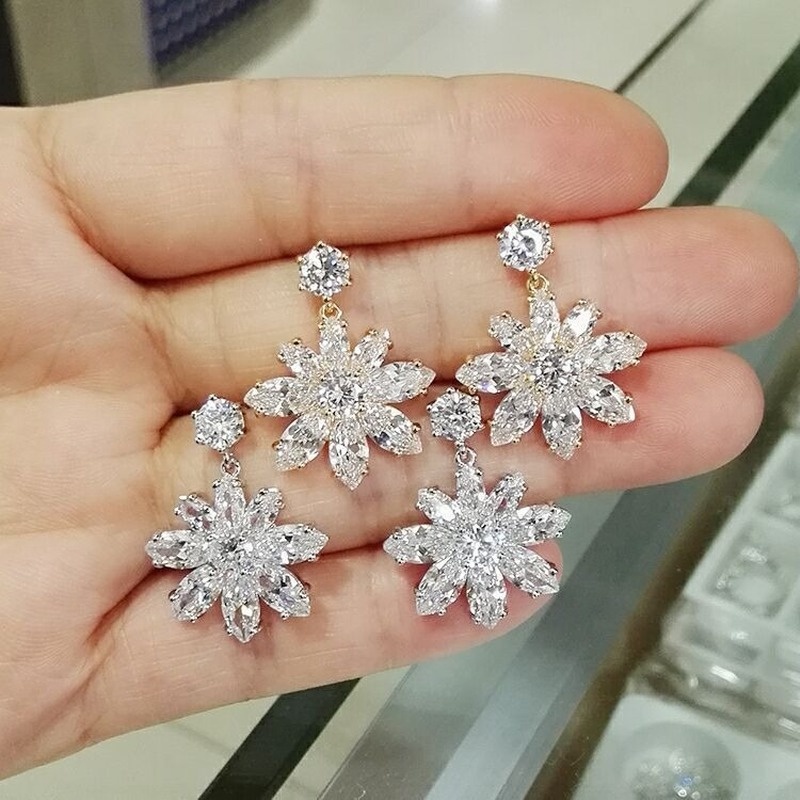 Anting Tusuk Motif Bunga Hias Kristal Imitasi Berkilau Ala Korea Untuk Wanita