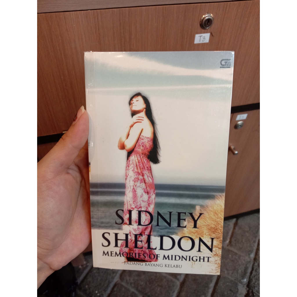 SIDNEY SHELDON Memories of Midnight Padang Bayang Kelabu (ME-100k)