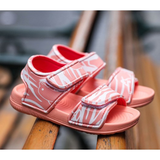 Sandal Ringan Anak Dapat Glow In The Dark Bermotif Garis / Sandal Gunung Anak Garis