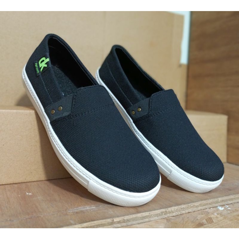 sepatu slip-on pria kasual terbaru