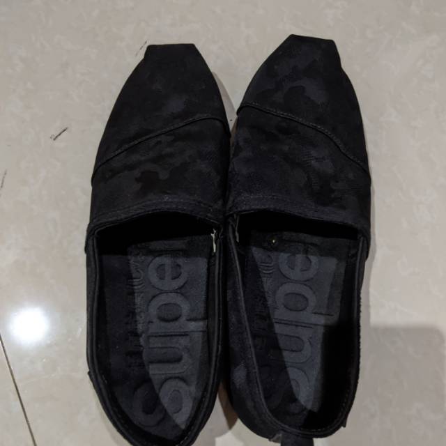 Sepatu superdry hitam