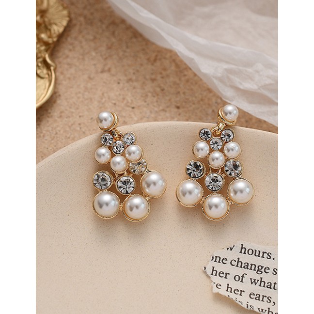 LRC Anting Tusuk Fashion Golden Diamond Geometrical Alloy Pierced Earrings With Diamonds K00745