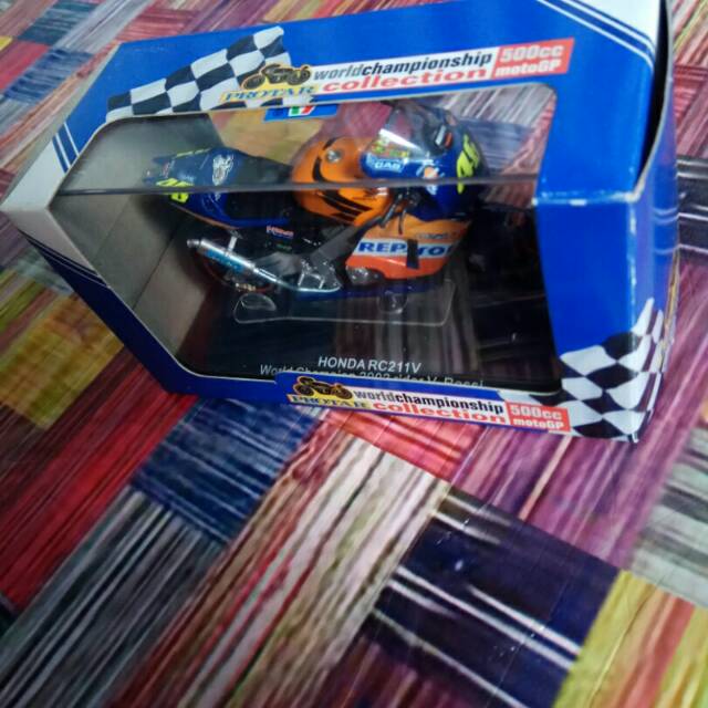 Italeri 1/22 Honda RC211V - Valentino Rossi #46