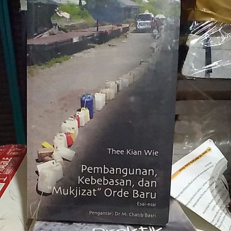 Pembangunan kebebasan,dan mukjizat orde baru.thee kian wie