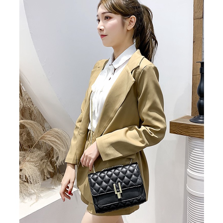 Tas Selempang CHELSI AMORA SK GOLD Sling Bag Wanita Cantik Style Quilted Bordil Jait-jait Tali Full Rantai Kunci Turn Lock Slingshot Key Terbaru