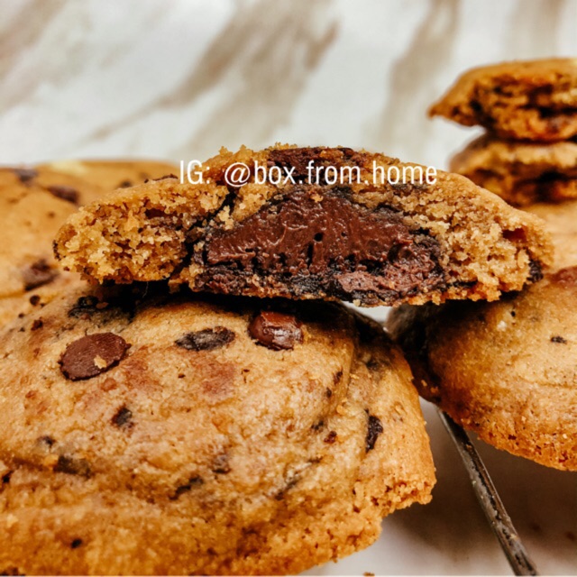

SOFT COOKIES with melted chocolate filling / biskuit cokelat lumer.