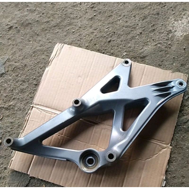 SWING ARM/DUDUKAN KENALPOT YAMAHA XEON KARBU