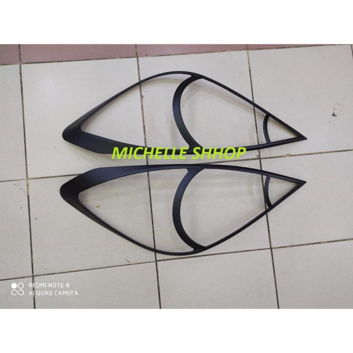 Garnish List Lampu Depan Innova 2008-2011 Hitam