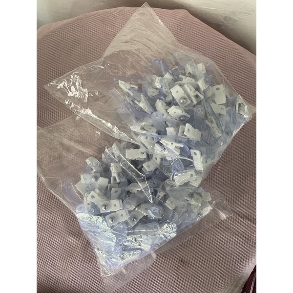 

Penjepit jepit ID Card NameTag plastik putih isi 100 pcs
