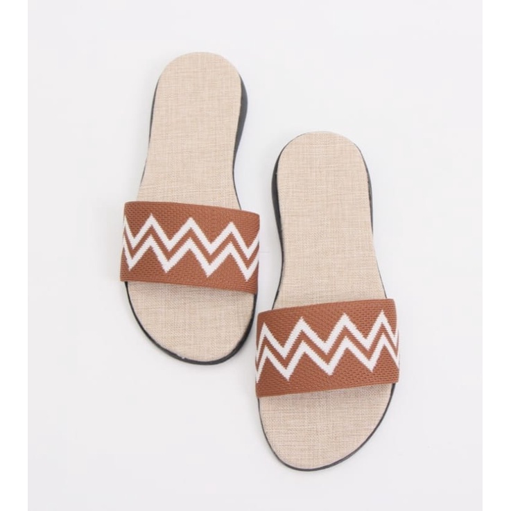 Arlaine- ZIG ZAG Flat Sandal