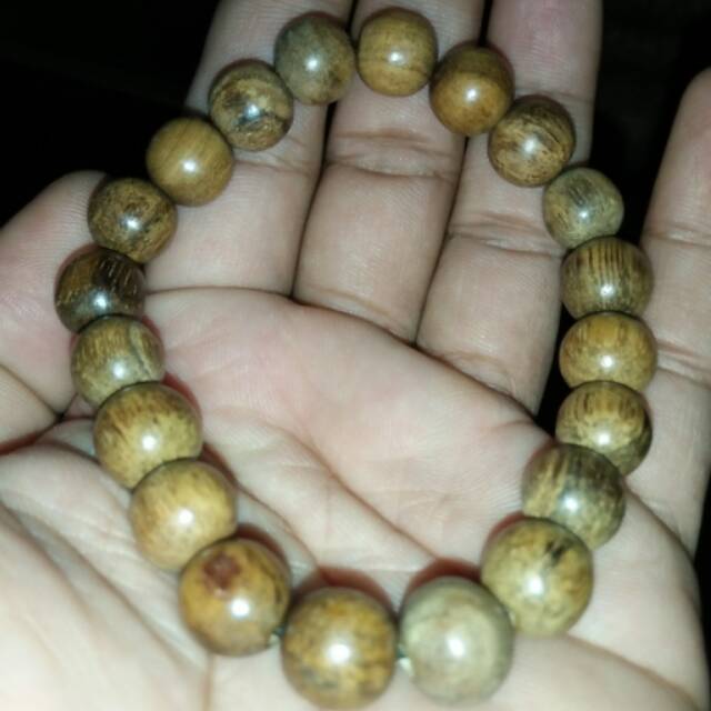 Gelang kayu gaharu buaya
