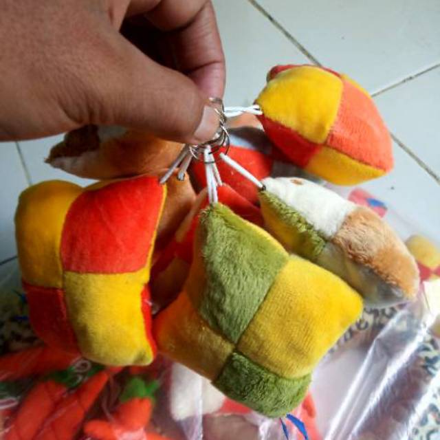 Gantungan kunci /souvenir pernikahan kupat(beli 10 gratis 2).