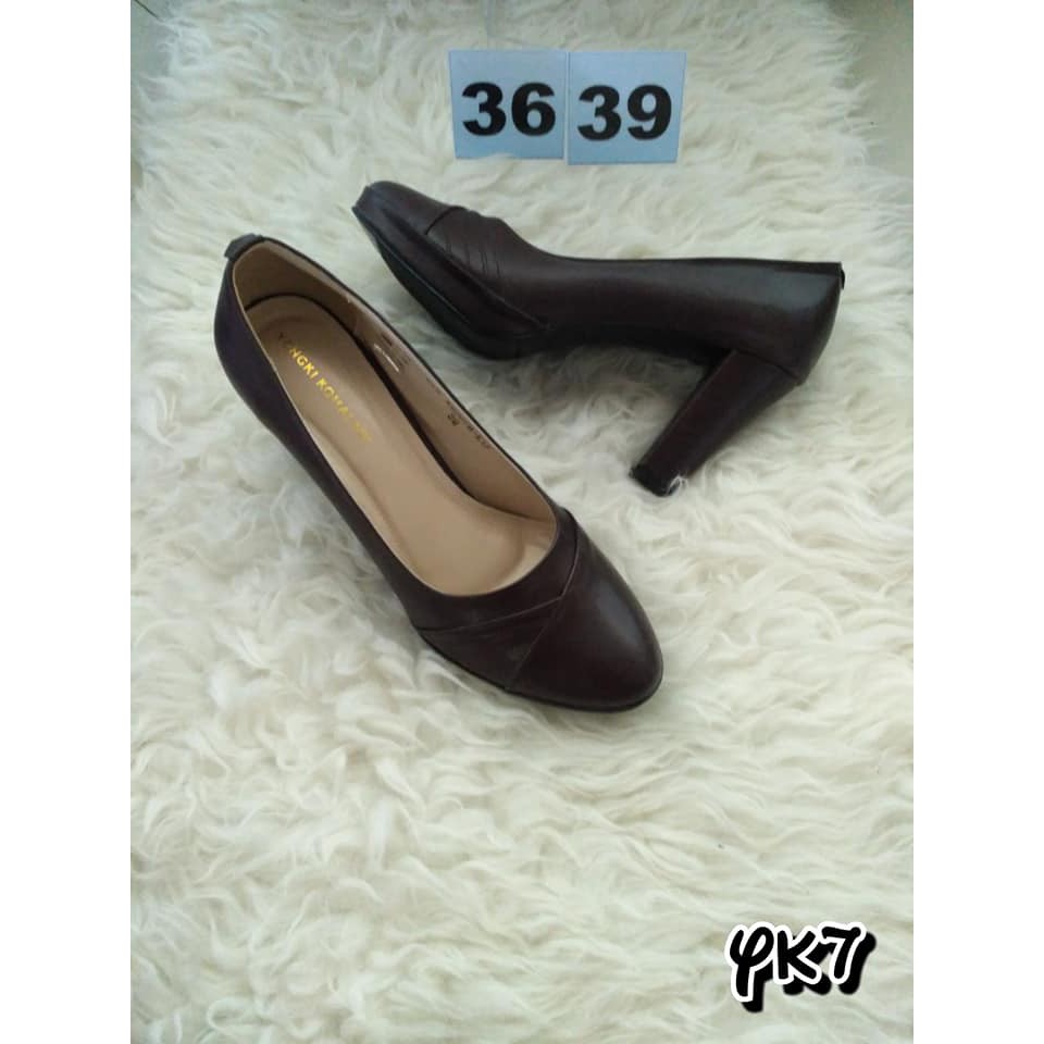 sepatu heels kerja coklat yongki komaladi
