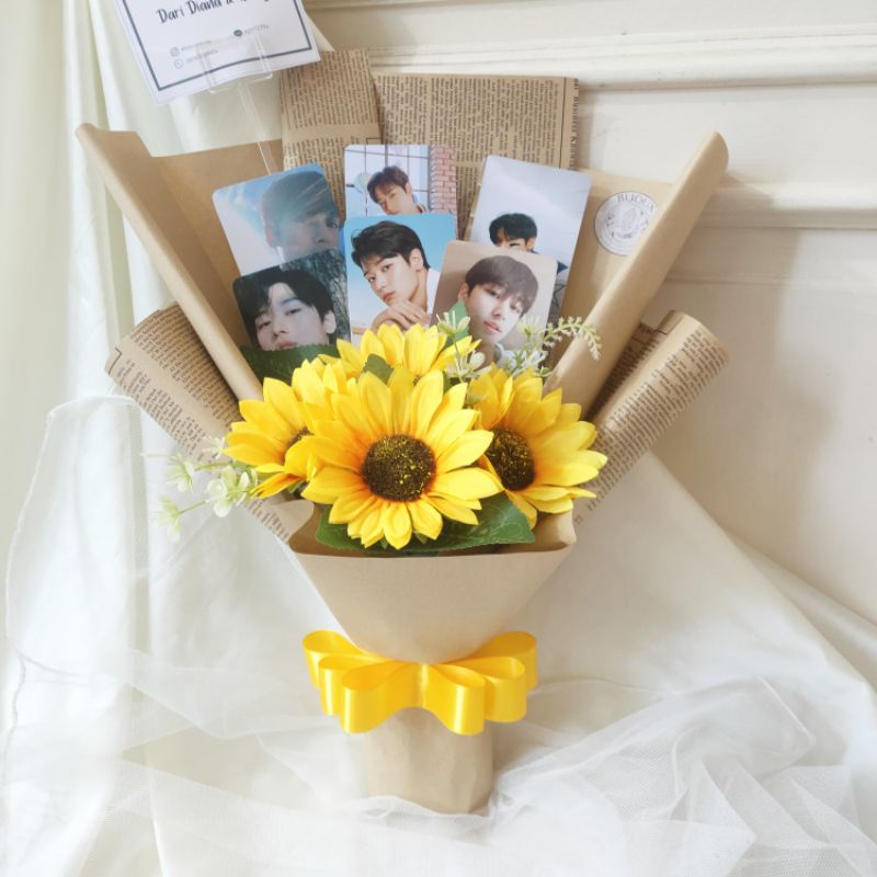 BUKET PHOTOCARD / BUKET BUNGA MATAHARI / BUKET SUNFLOWER / BUKET WISUDA / BUKET GRADUATION/ BUKET PO