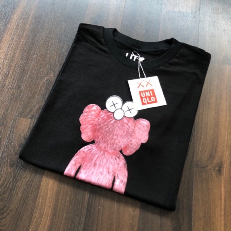 KAOS UNIQLO | BAJU UNIQLO | TSHIRT UNIQLO OVERSIZE-Boneka pink hitam