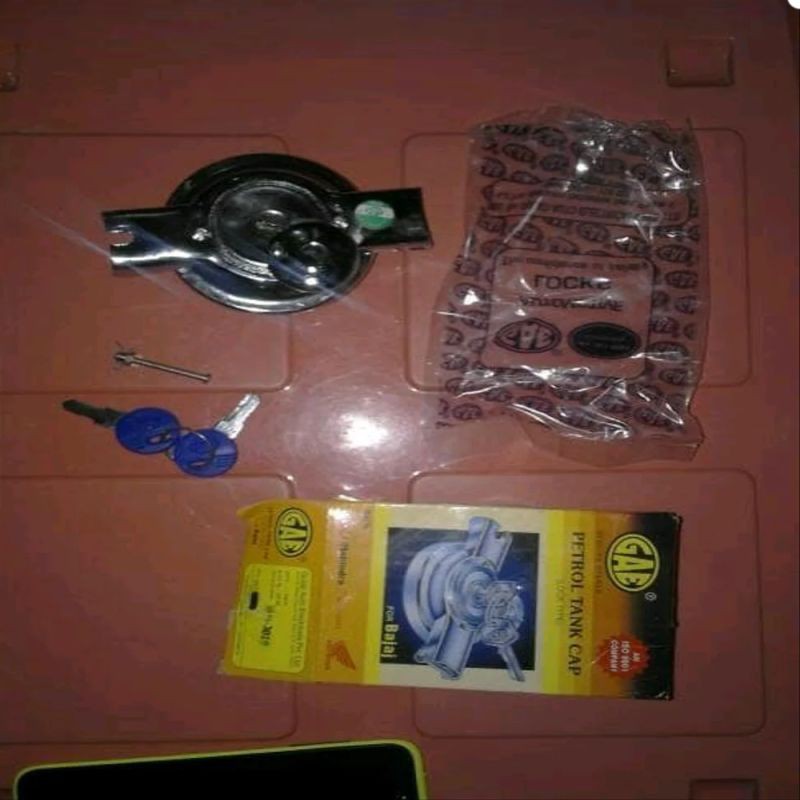 tutup tangki plus  kunci tutup vespa super ps px