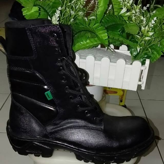 Sepatu safety kickers
