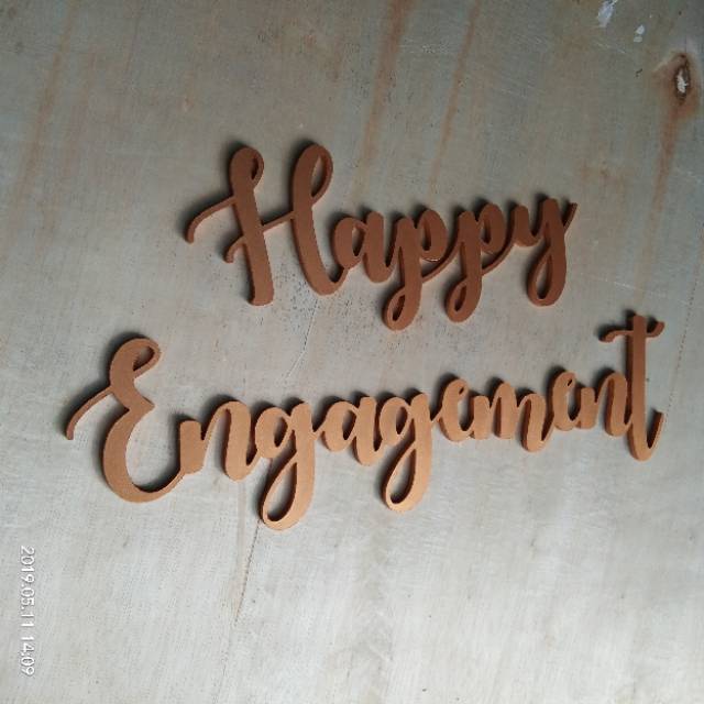 Tulisan Happy Engagement Huruf Kayu Timbul